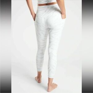 Athleta Salutation Stash Pocket II 7/8 Tight - Size Small